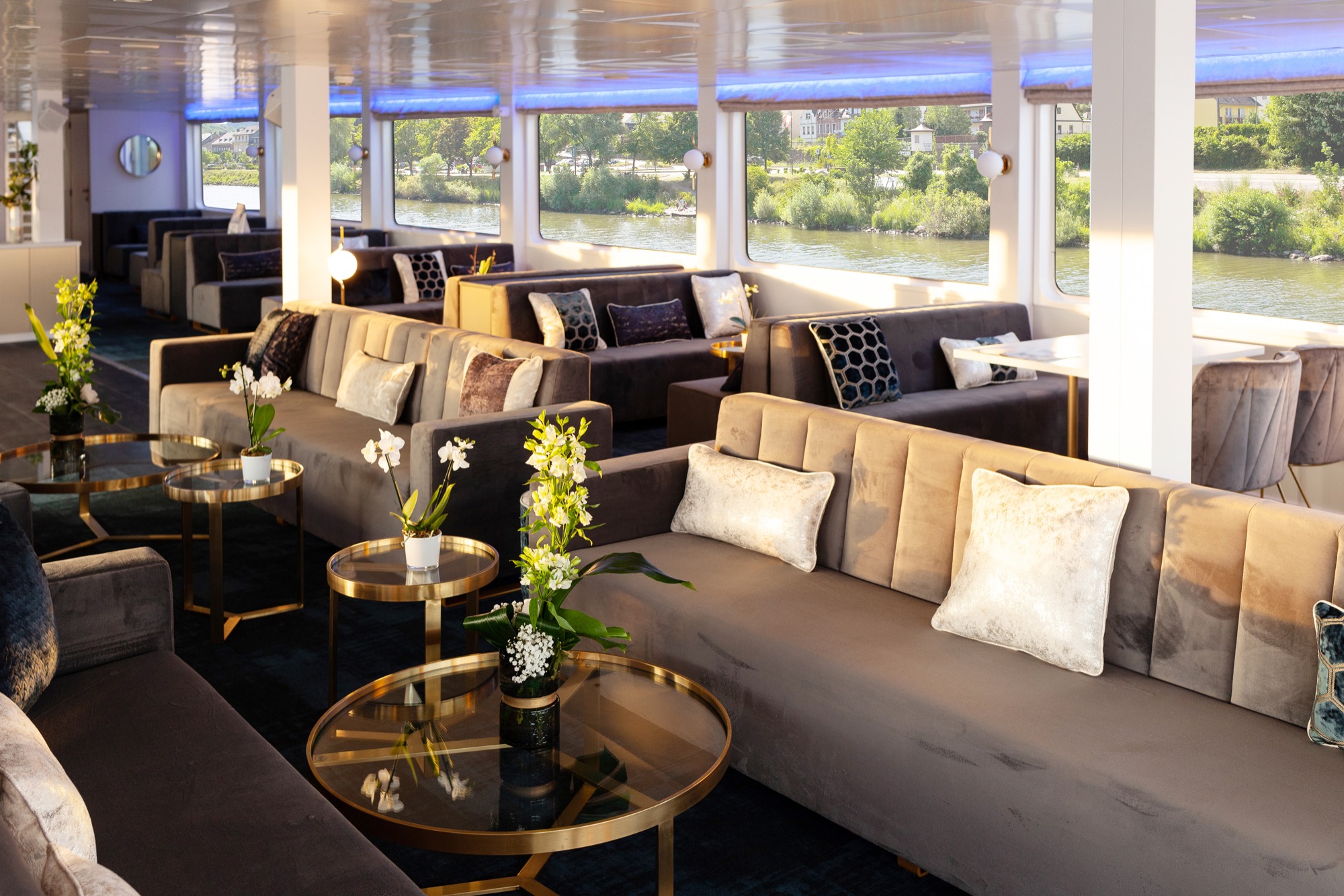 CroisiEurope MS Victor Hugo Lounge Bar 4.jpg